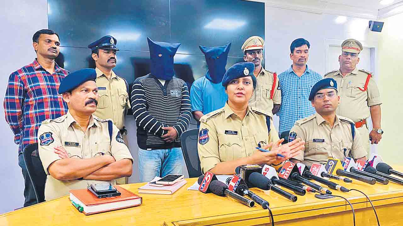 హెల్మెట్‌తో.. దొరికిపోయాడు