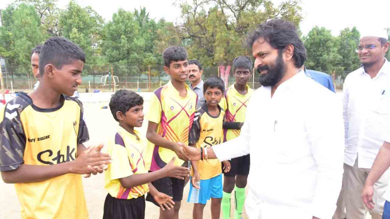 ఫుట్‌బాల్‌ అకాడమీకి కృషి