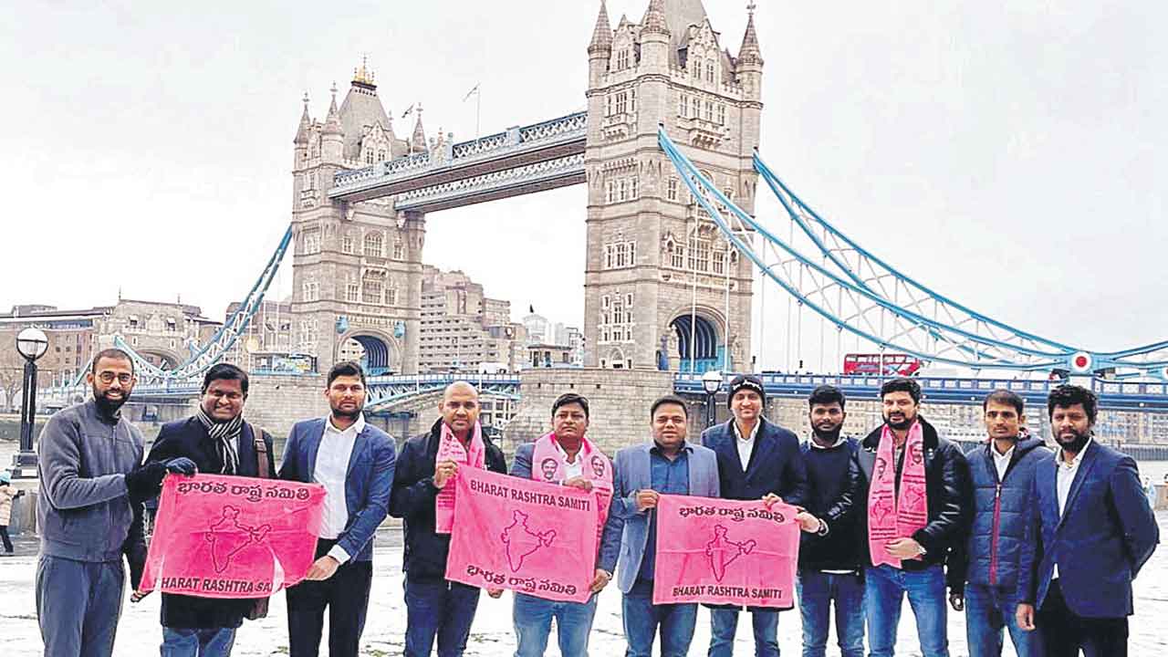 లండన్‌లో బీఆర్‌ఎస్‌ జెండా ఆవిష్కరణ