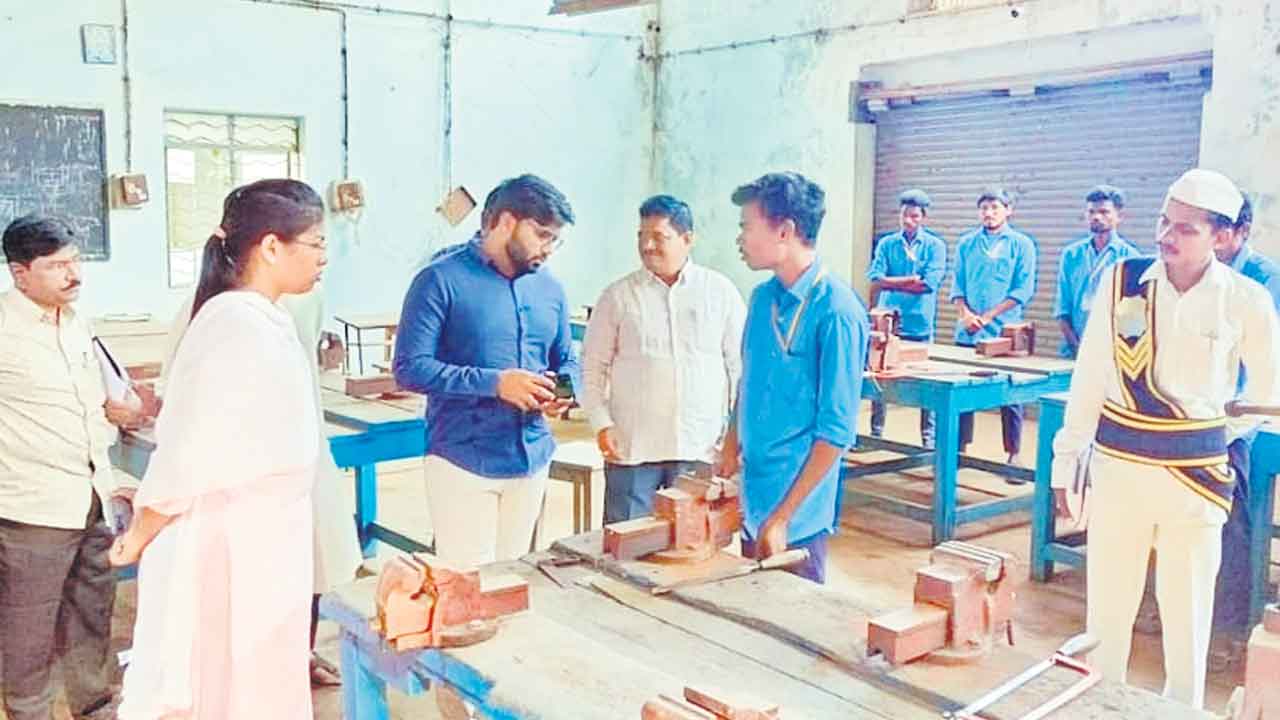 యువత ఉన్నత స్థానంలో నిలవాలి