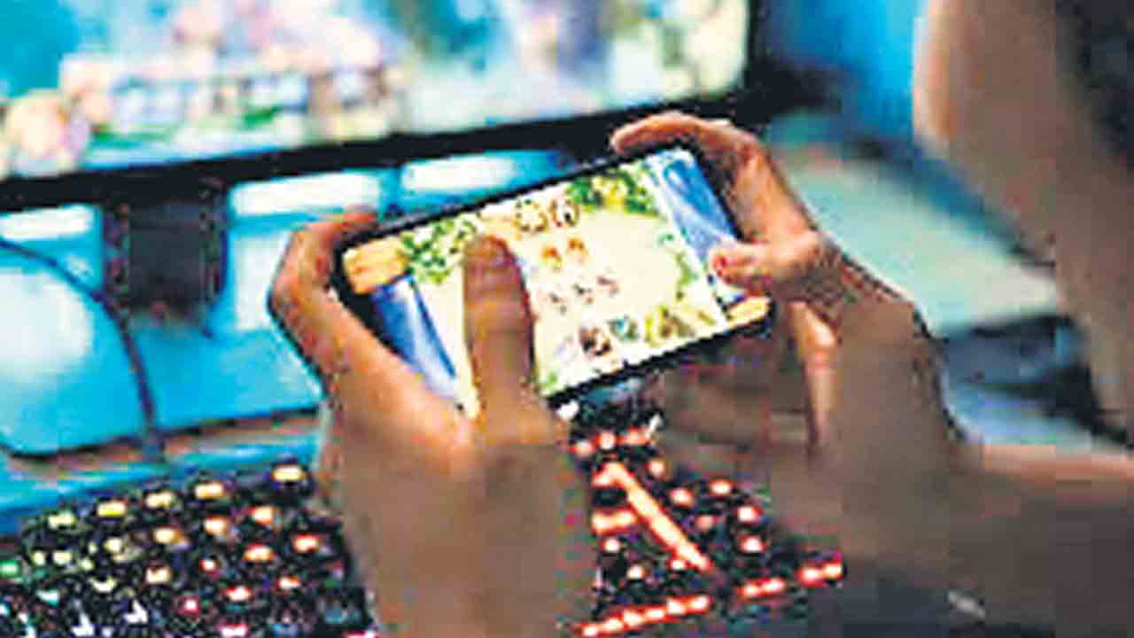 ఆన్‌లైన్‌ ఆట.. 95 లక్షలు మటాష్‌!