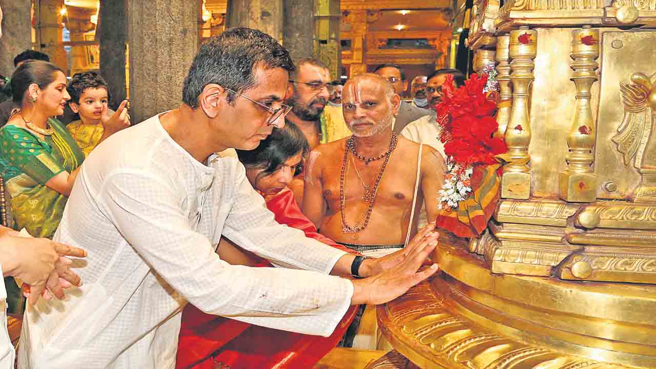 శ్రీవారి సేవలో సీజేఐ చంద్రచూడ్ దంపతులు