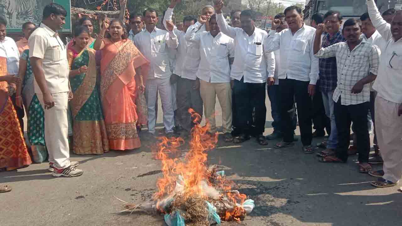షర్మిల బీజేపీకి అమ్ముడుపోయింది