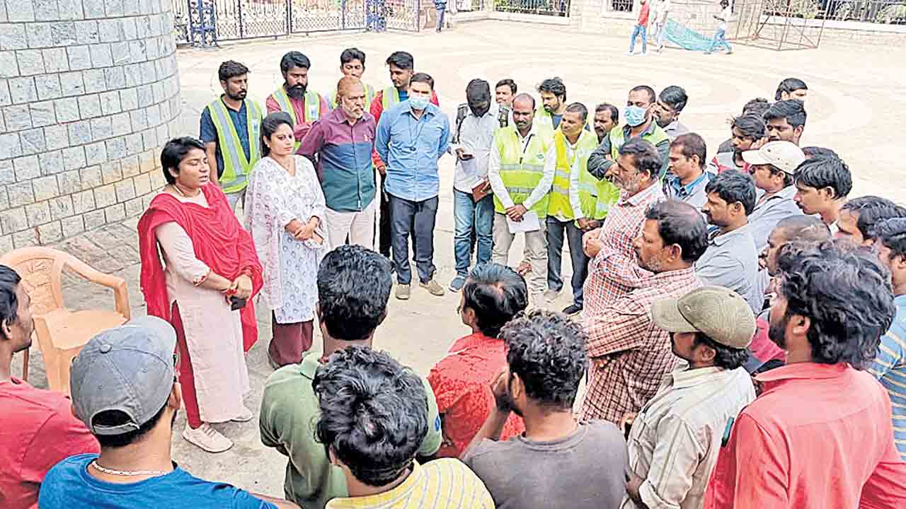 పరిసరాలను శుభ్రంగా ఉంచుకోవాలి