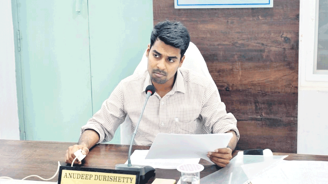 మరమ్మతులు పూర్తైన పాఠశాలలకు రంగులు వేయాలి: కలెక్టర్‌