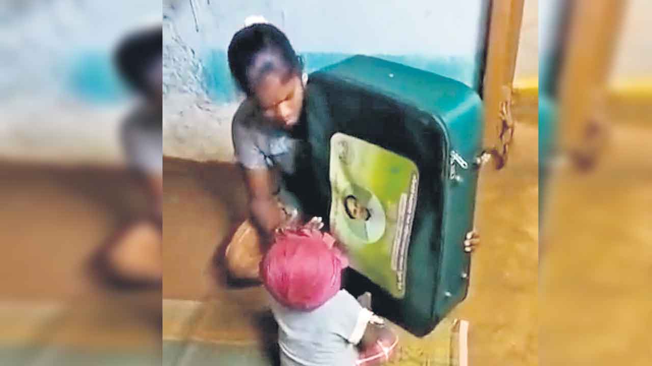 కేసీఆర్‌ తాతకు చిన్నారి ముద్దులు