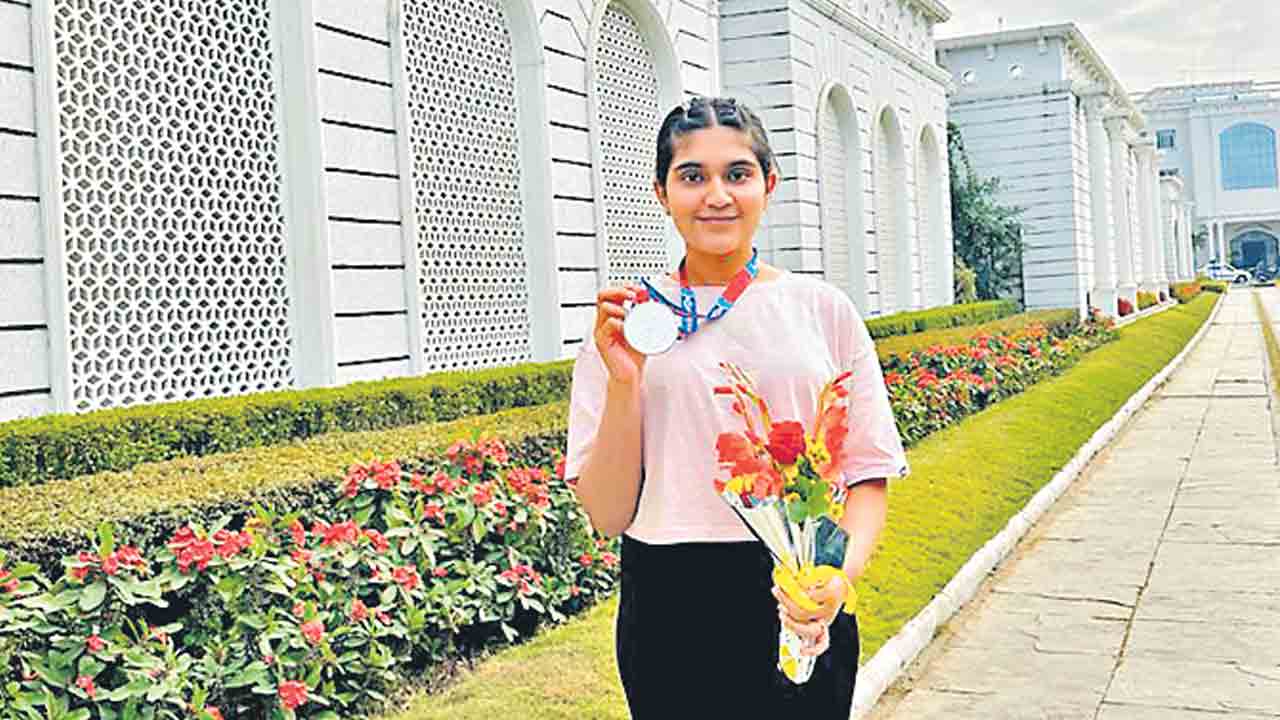 ఇషాసింగ్‌కు రజతం