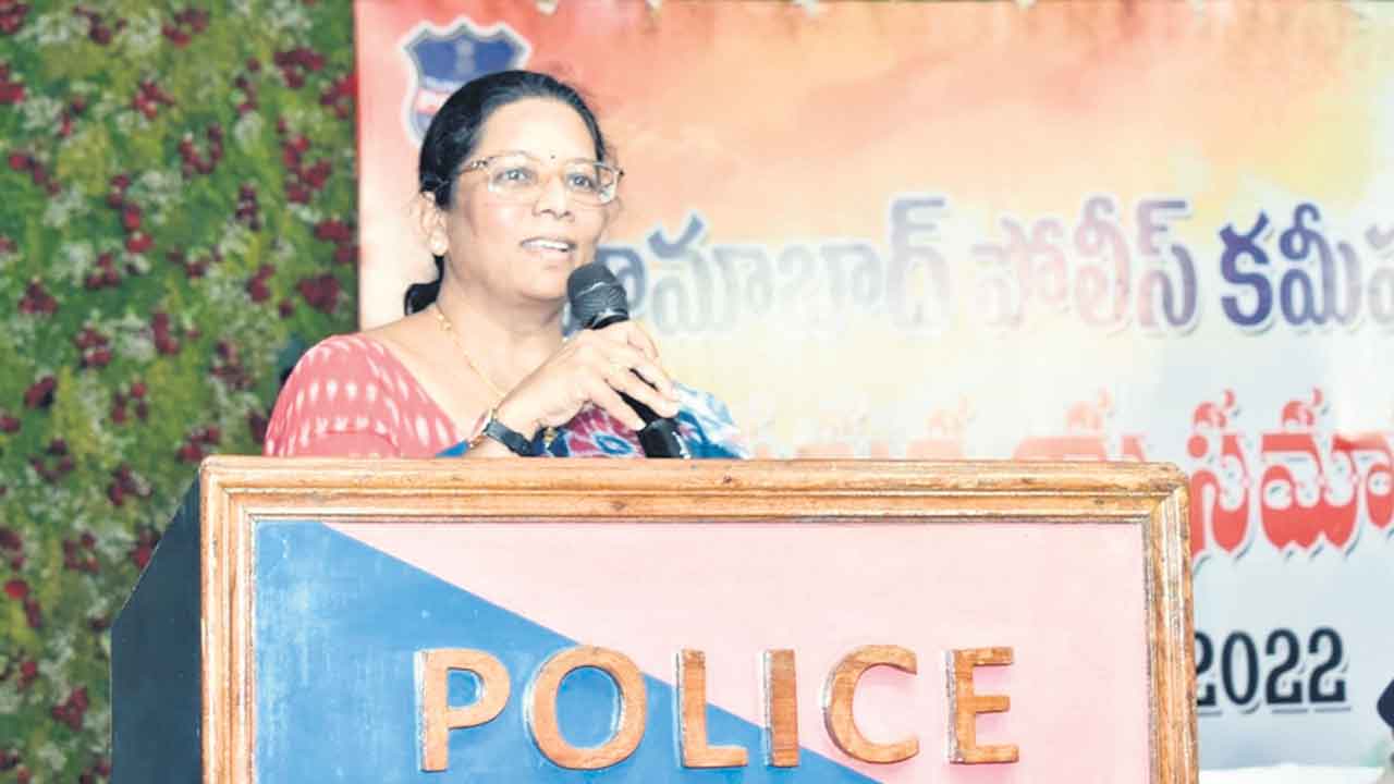 చట్టాలపై అవగాహన కల్పించాలి