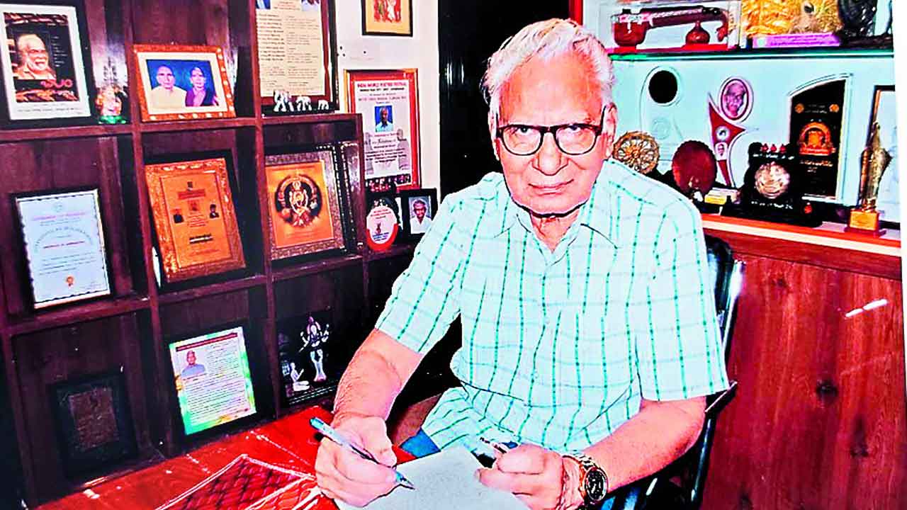 అక్షరయోధుడు.. అంపశయ్య