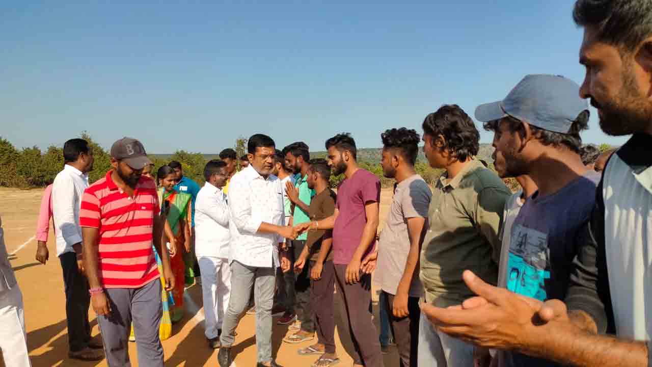 క్రీడాకారులను ప్రోత్సహించడం అభినందనీయం