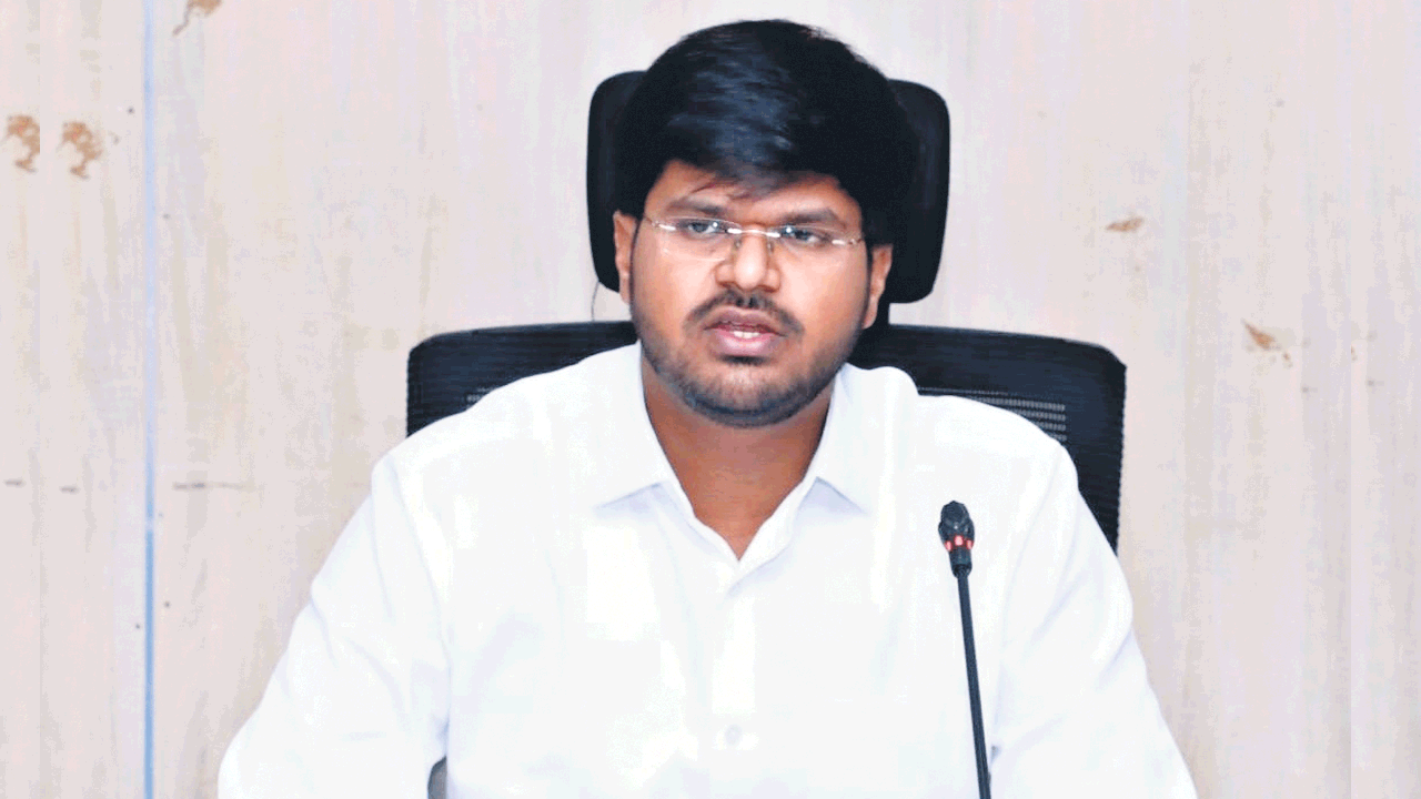 దళితబంధు యూనిట్లకు వందశాతం గ్రౌండింగ్‌ పూర్తి చేయాలి