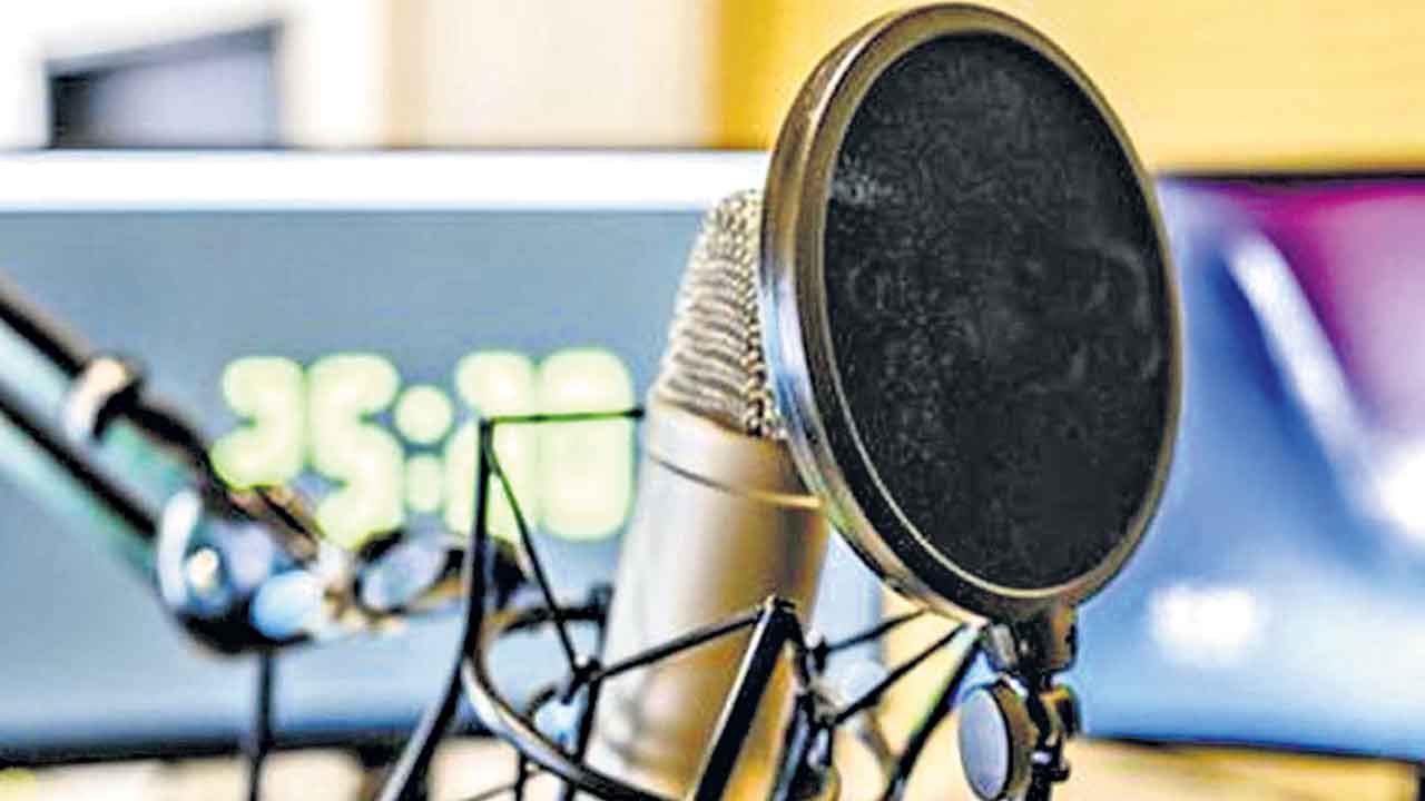 మద్యం, డ్రగ్స్‌ను ప్రోత్సహించే పాటలు వేయొద్దు