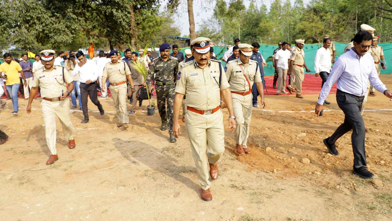 పోలీసు విభాగాల సమష్టి కృషి వల్లే.. మావోయిస్టుల నిర్మూలన