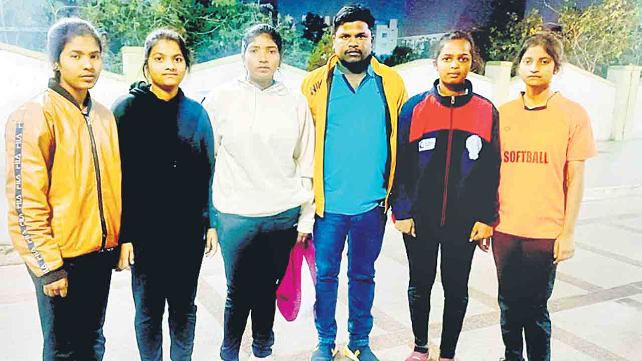 జాతీయస్థాయి బేస్‌బాల్‌ పోటీలకు బయల్దేరిన క్రీడాకారులు