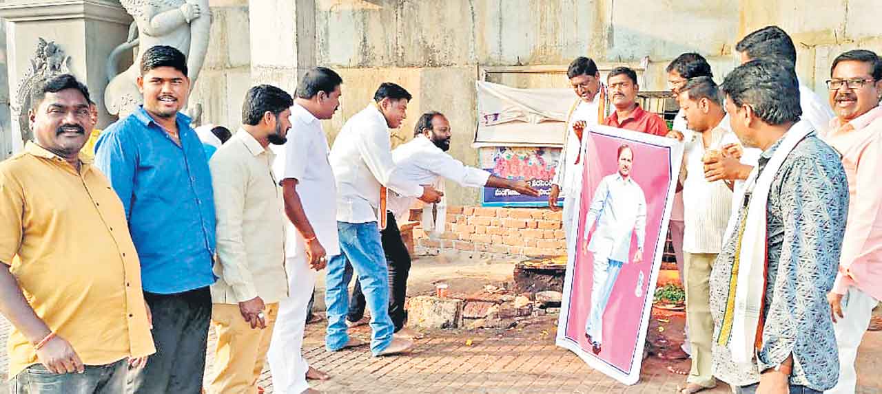 సీఎం కేసీఆర్‌ చిత్రపటానికి క్షీరాభిషేకం