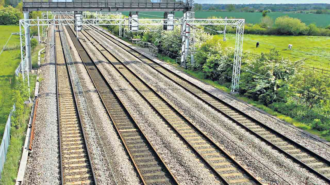 ట్రాకుల నిర్వహణ లేమితోనే ప్రమాదాలు