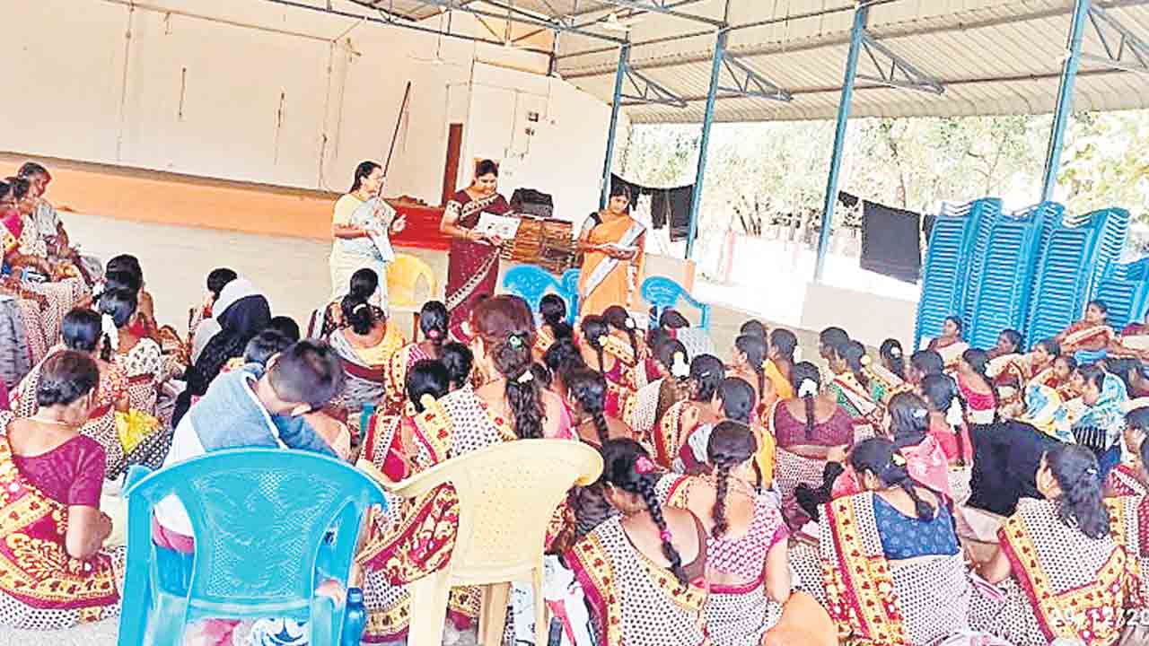 బలహీనంగా పుట్టిన శిశువులపై ప్రత్యేక శ్రద్ధపెట్టాలి