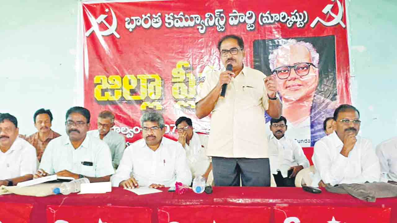 పోడు రైతులకు హక్కుల పత్రాలివ్వాలి: తమ్మినేని వీరభద్రం