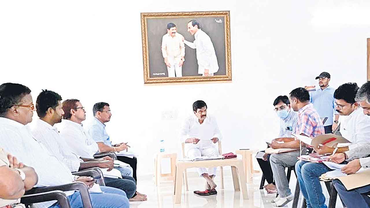 అభివృద్ధి పనుల్లో వేగం పెంచాలి