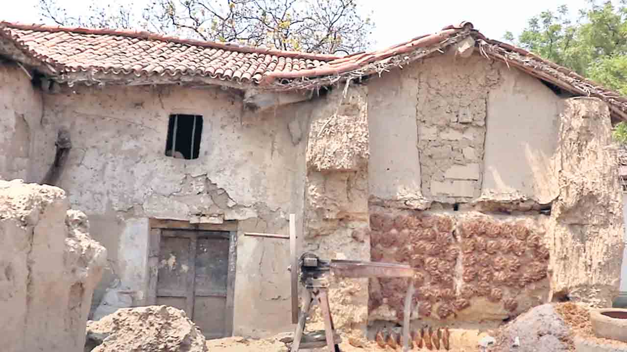 దత్తత గ్రామాల బాగు హామీ మరిచిన ప్రధాని మోదీ