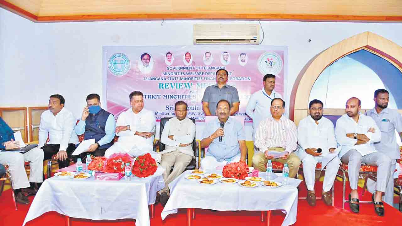 పెండింగ్‌ పనుల్లో అలసత్వం వద్దు