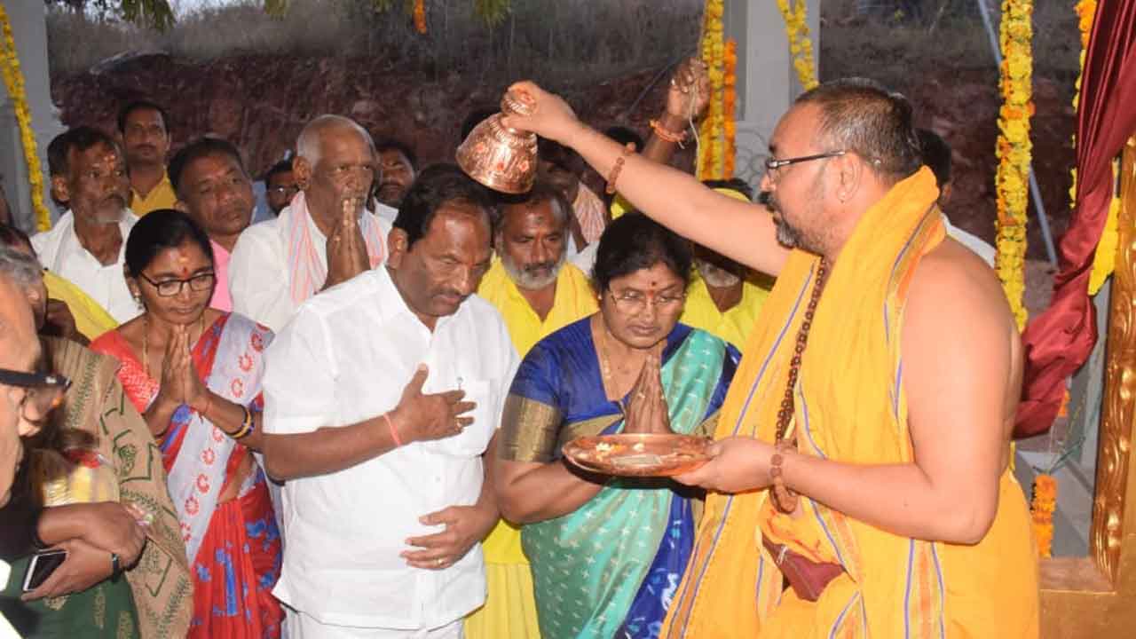 శ్రీకృష్ణుడి ఆలయంలో మంత్రి పూజలు