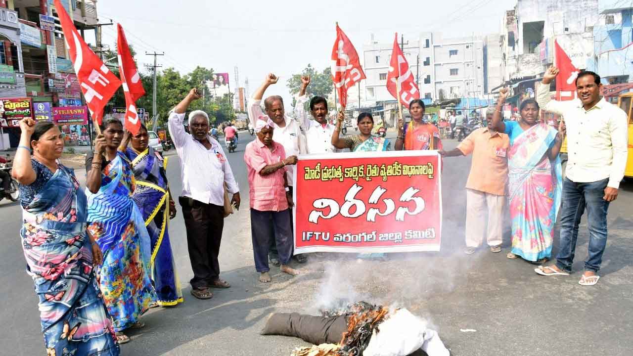 నిత్యావసర సరుకుల ధరలను తక్షణమే తగ్గించాలి