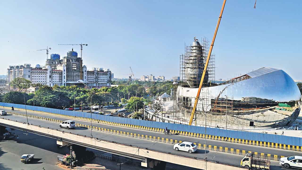 అటు సచివాలయం ఇటు అమరుల స్మారకం