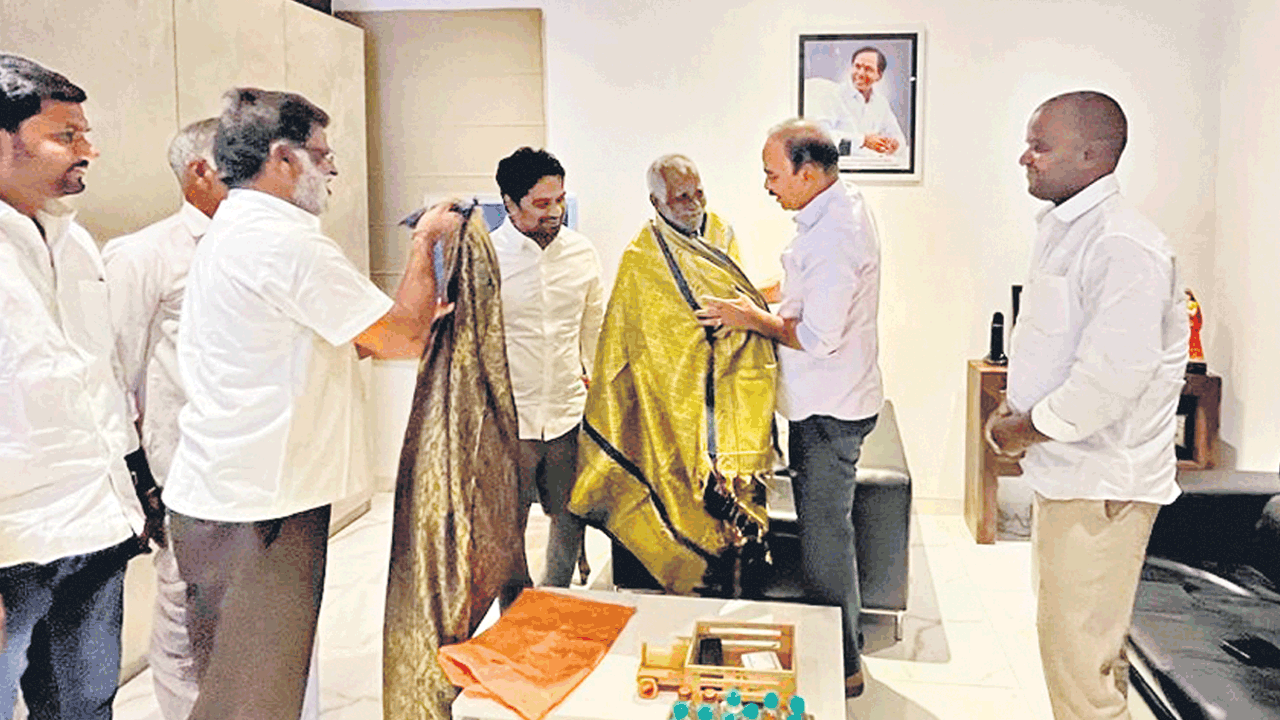 నిరుపేద రైతుకు రూ.5 లక్షల సీఎంఆర్‌ఎఫ్‌