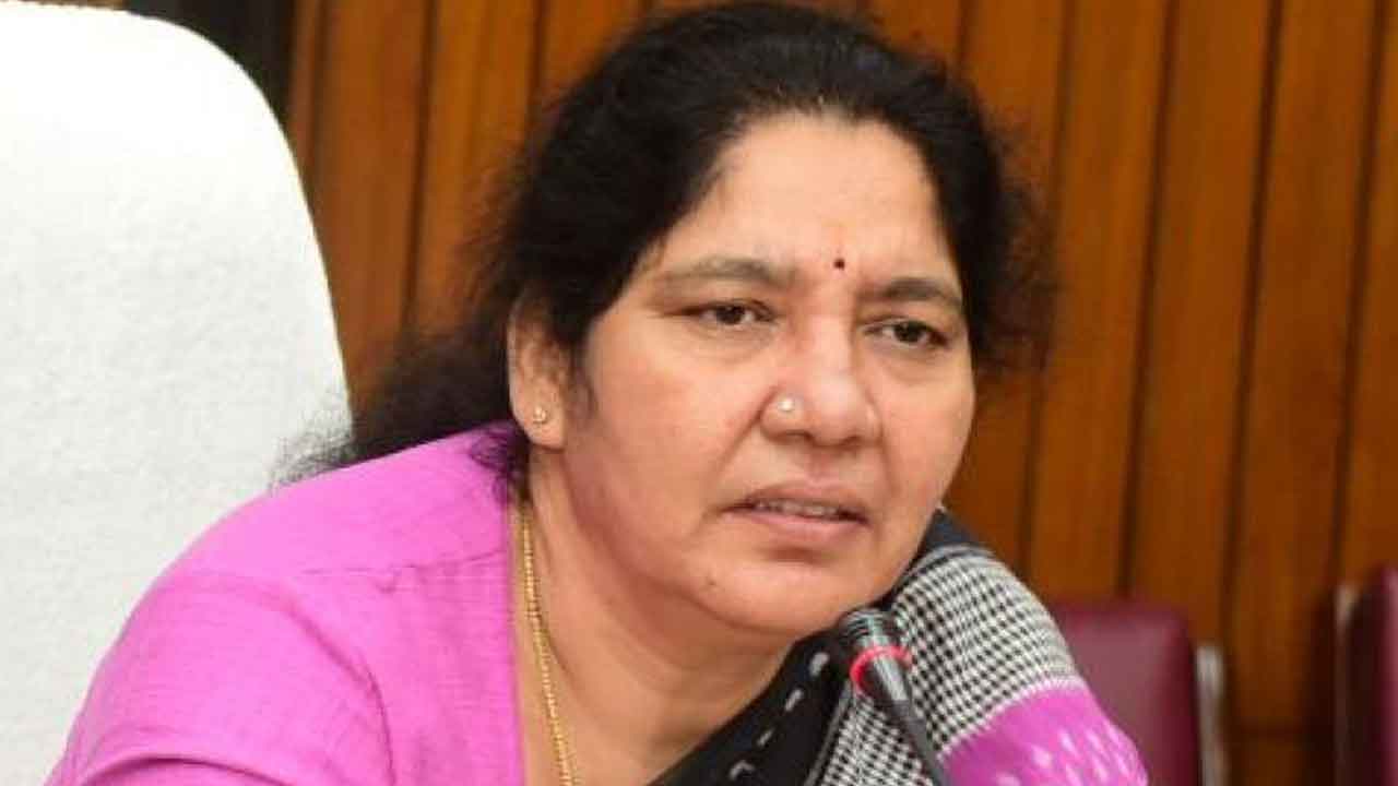 మంత్రి సత్యవతితో ఏపీ నేతల భేటీ