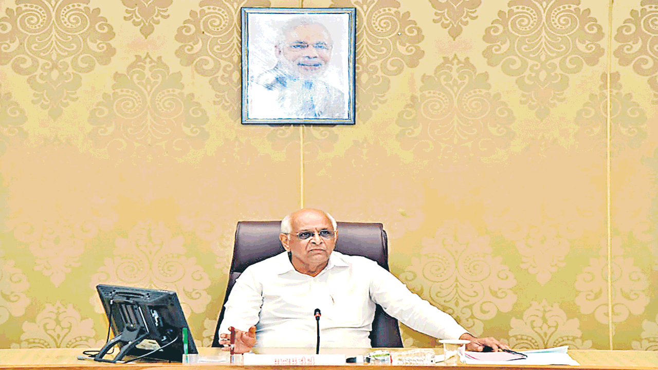 కొలువుదీరిన గుజరాత్‌ ప్రభుత్వం