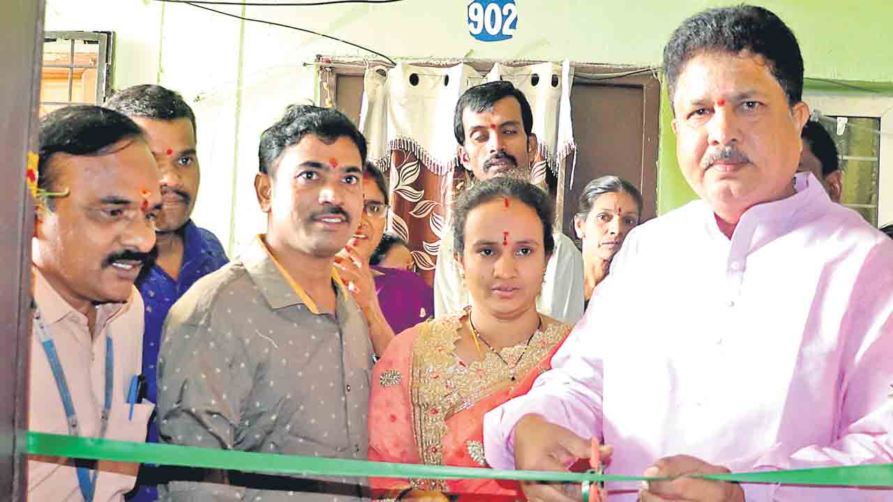 చేతులు కోల్పోయిన వ్యక్తికి కేటీఆర్‌ చేయూత