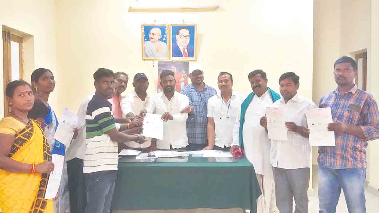 సీఎంఆర్‌ఎఫ్‌ చెక్కుల పంపిణీ