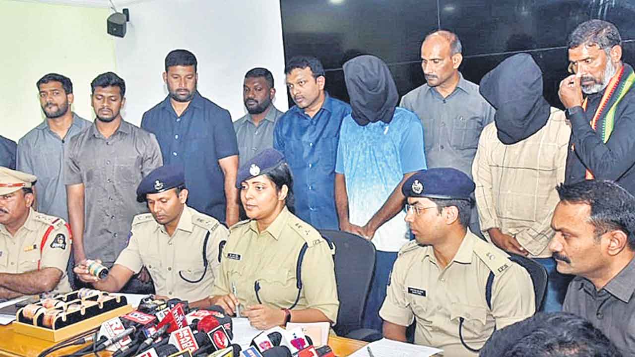 కొరియర్ బాయ్స్తో డ్రగ్స్ సరఫరా..!
