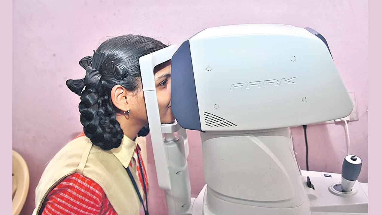 చిన్నారుల కంటిచూపు కబళిస్తున్న‘మయోపియా’