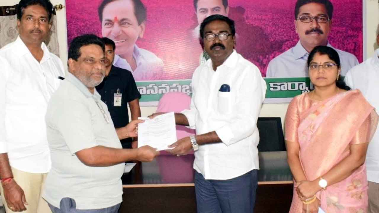 ఎల్‌వోసీ చెక్కులు పంపిణీ చేసిన మంత్రి