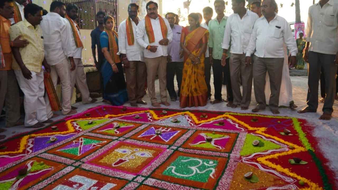 హలం పట్టి.. పొలం దున్ని..