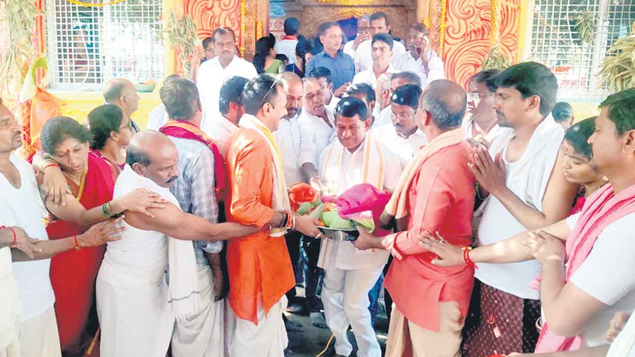 ఆలయాల నిర్మాణానికి పెద్దపీట
