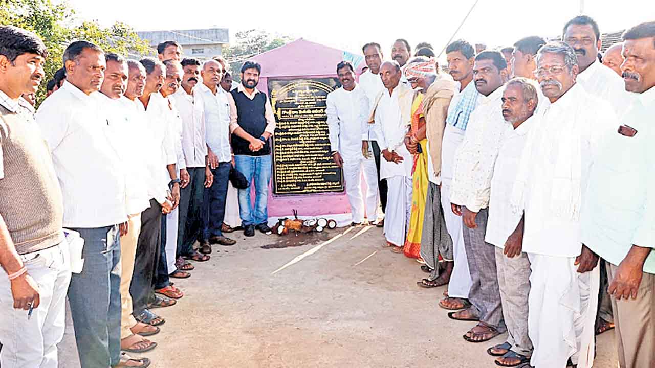 పెండింగ్‌ పనులను వెంటనే పూర్తి చేయాలి