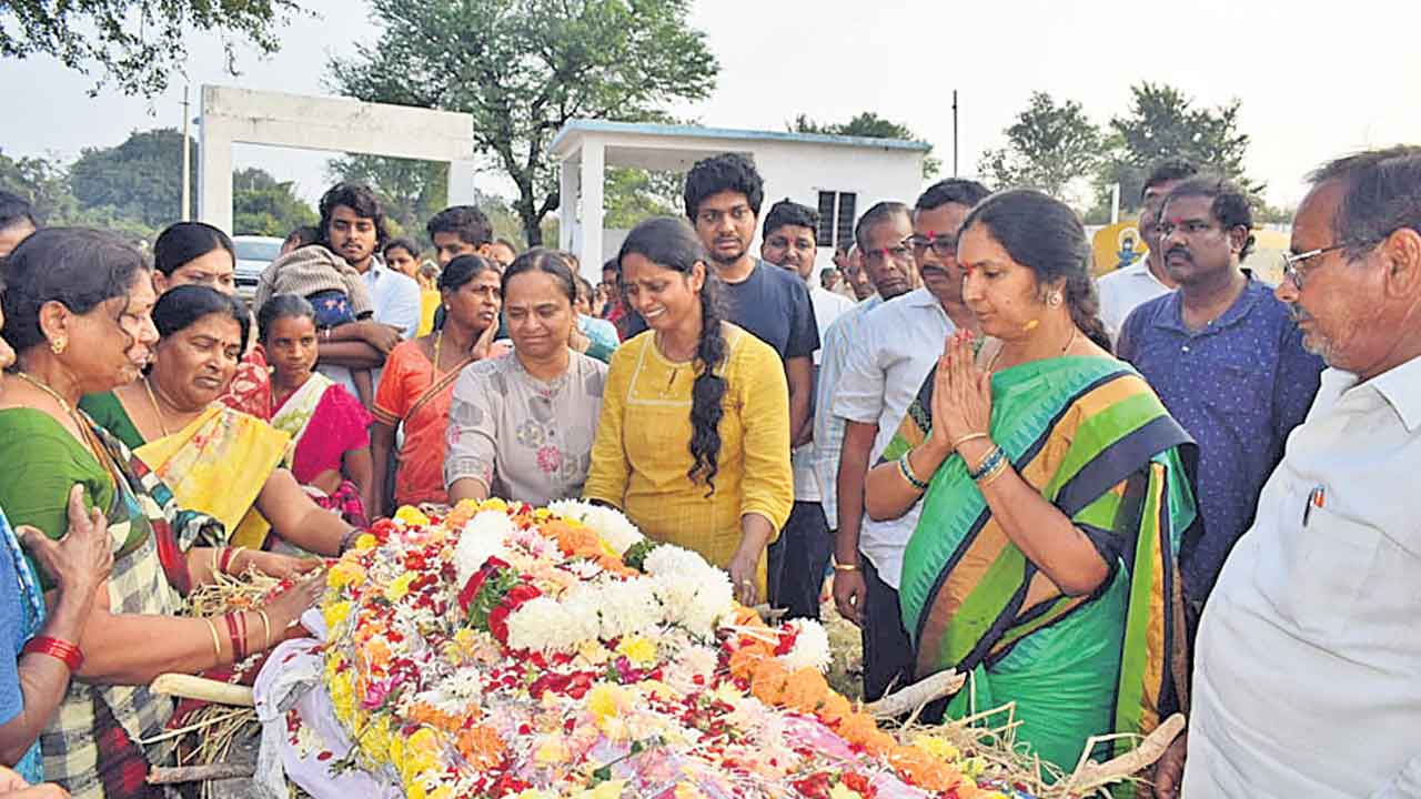 బాధిత కుటుంబాలకు పరామర్శ
