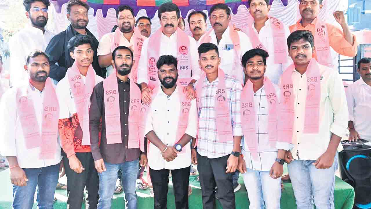 మంత్రి సమక్షంలో భారీగా చేరికలు