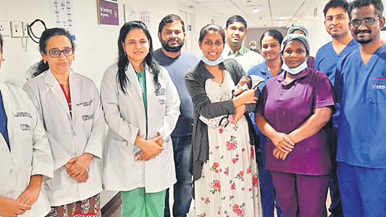 కిమ్స్‌లో శిశువుకు అరుదైన సర్జరీ