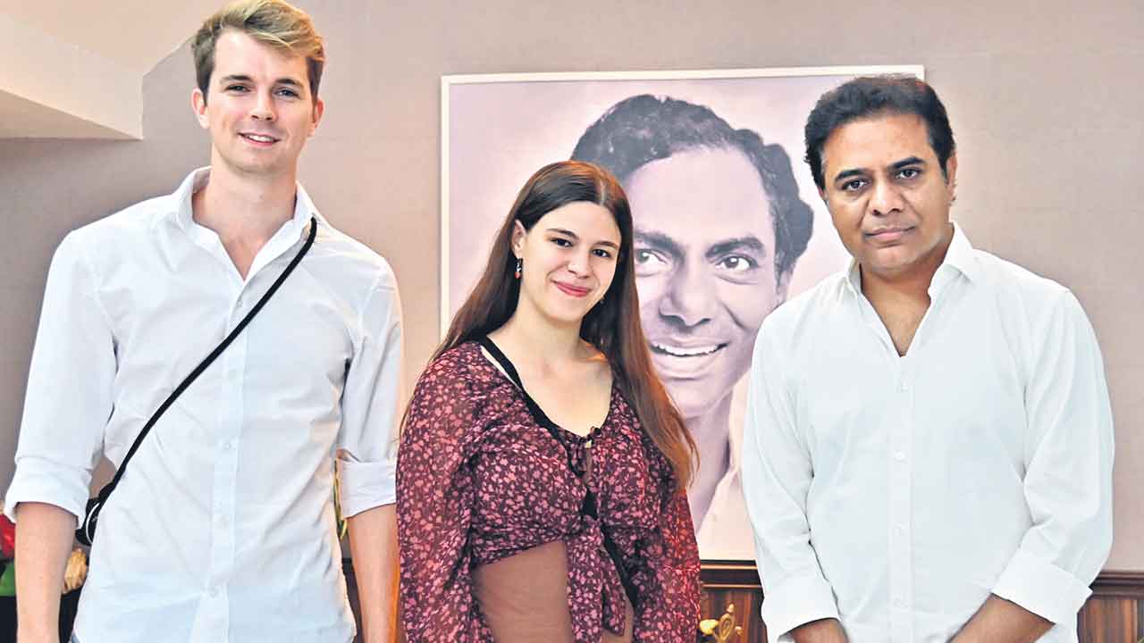 తెలంగాణ చేనేత కళావైభవం అద్భుతం