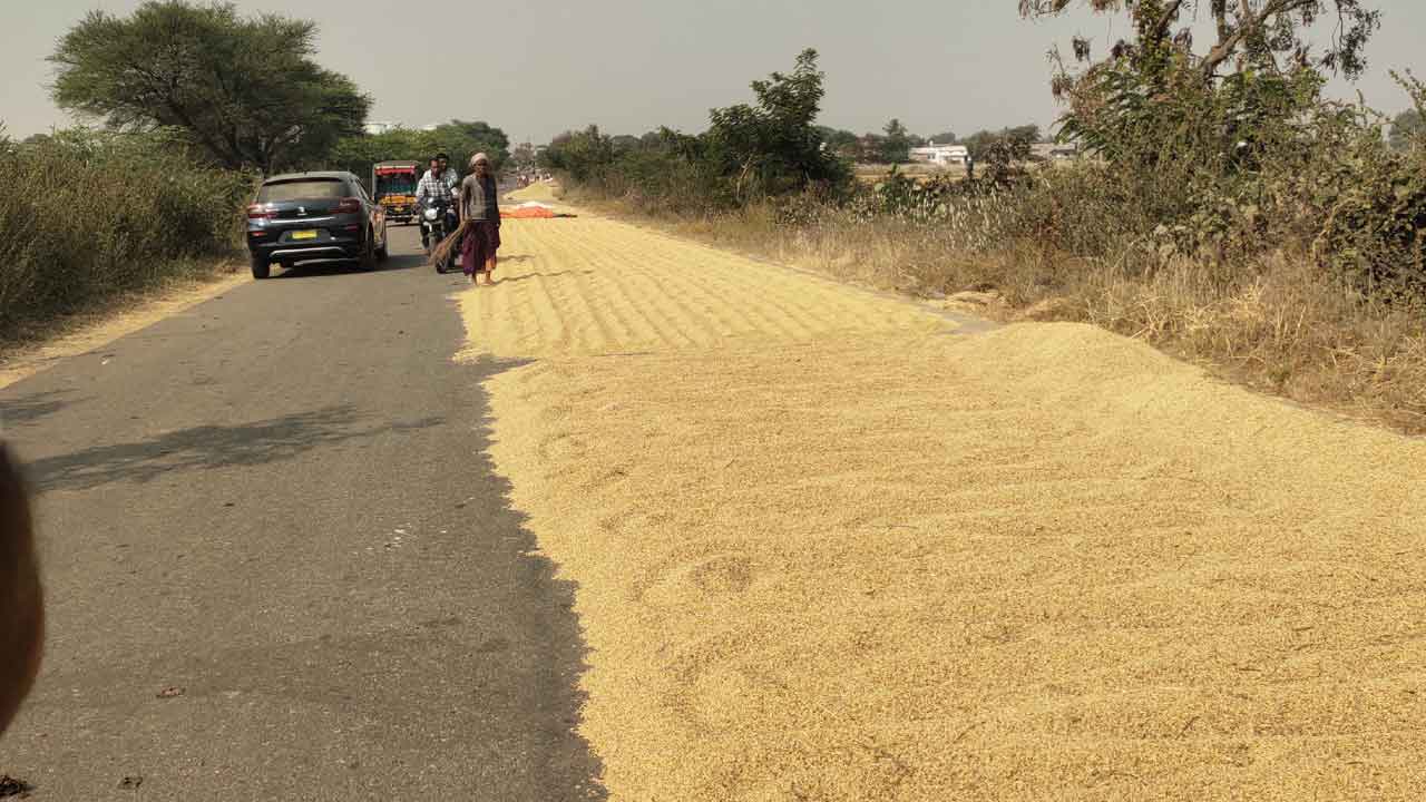 కల్లాలు లేక రైతన్న అవస్థలు