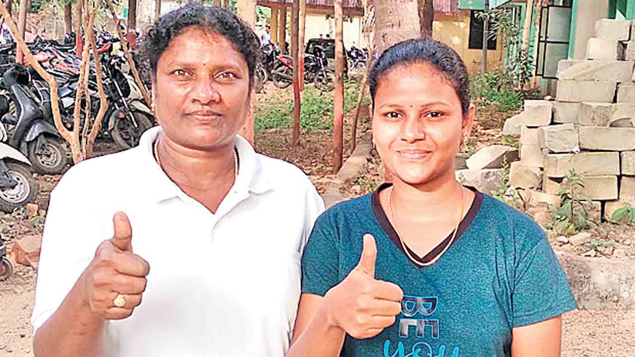 ఎస్సై ఈవెంట్స్‌లో తల్లీకూతుళ్ల హవా