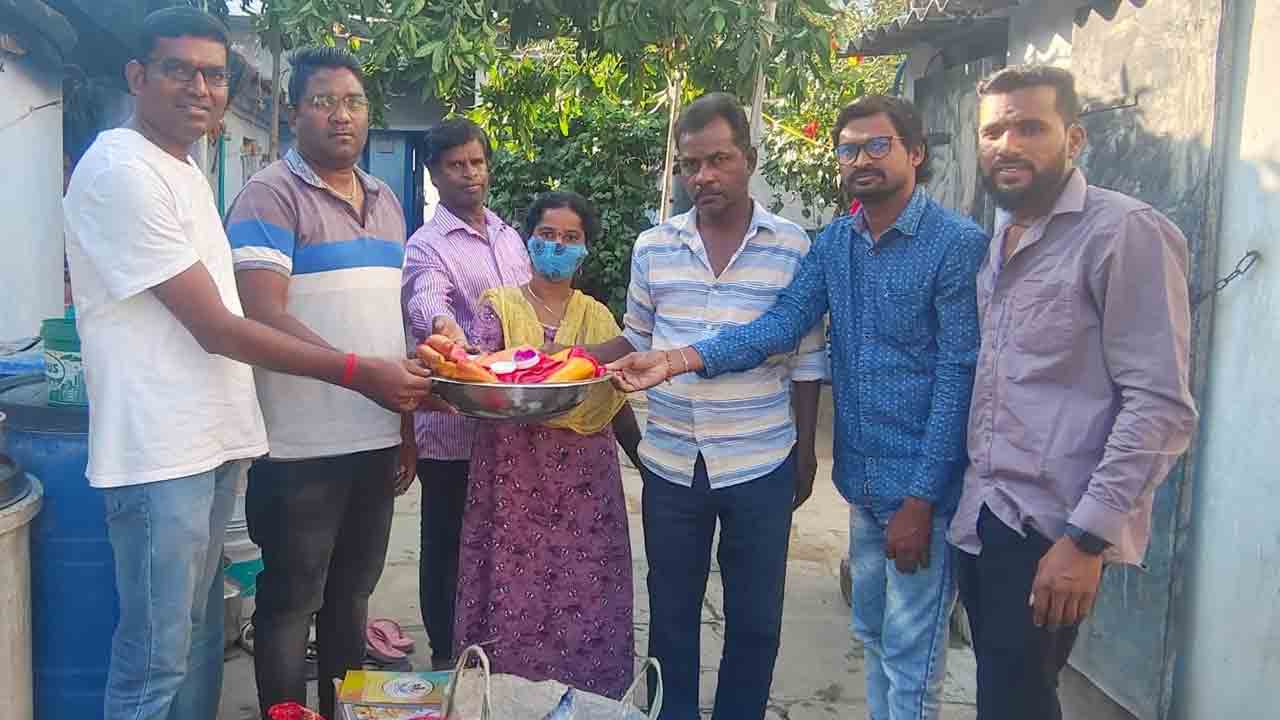 ఆడబిడ్డల పెండ్లికి స్నేహితుల ఆపన్నహస్తం