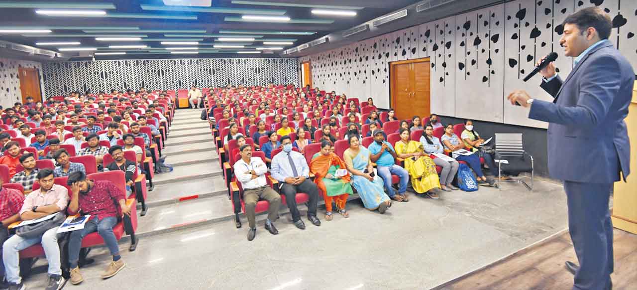 విదేశీ విద్యపై అవగాహన తప్పనిసరి