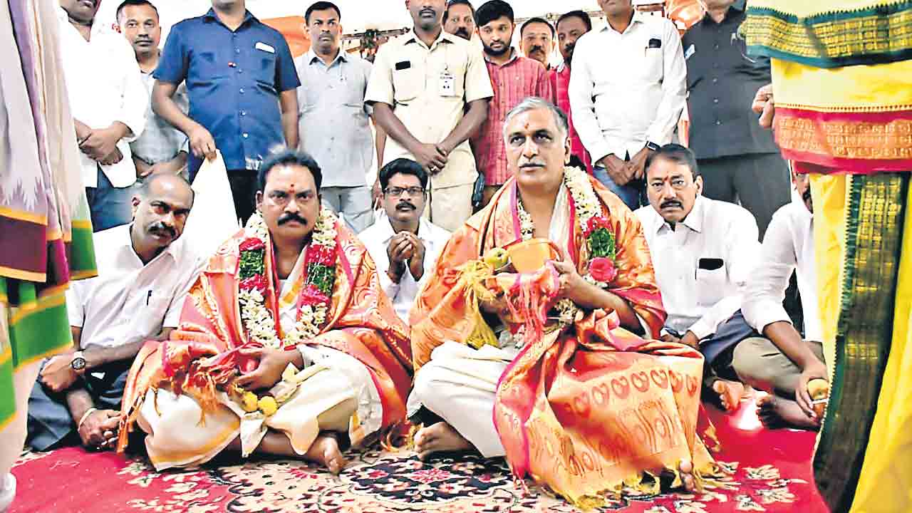 అంజన్న సన్నిధిలో మంత్రి హరీశ్‌రావు