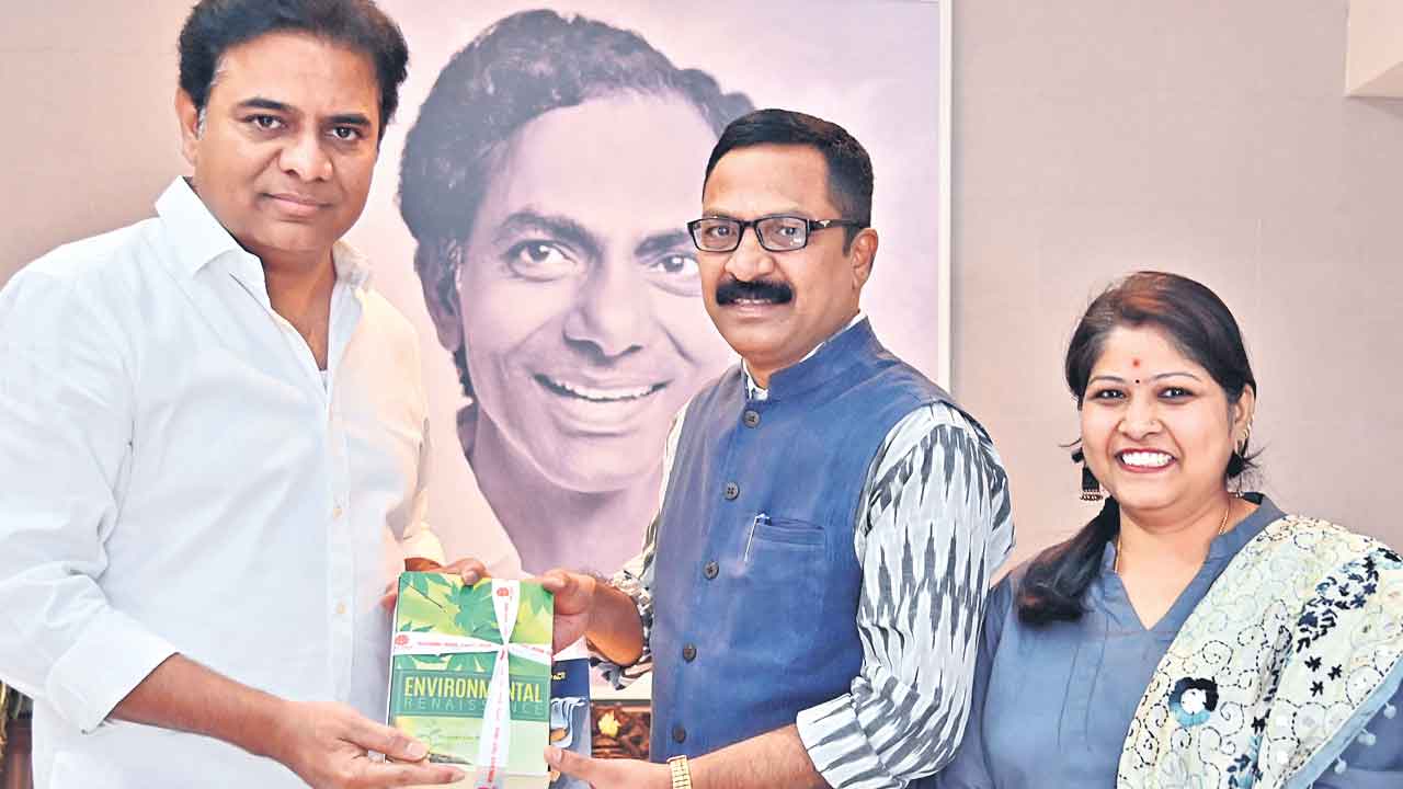 పత్తిపాకకు కేటీఆర్‌ సత్కారం