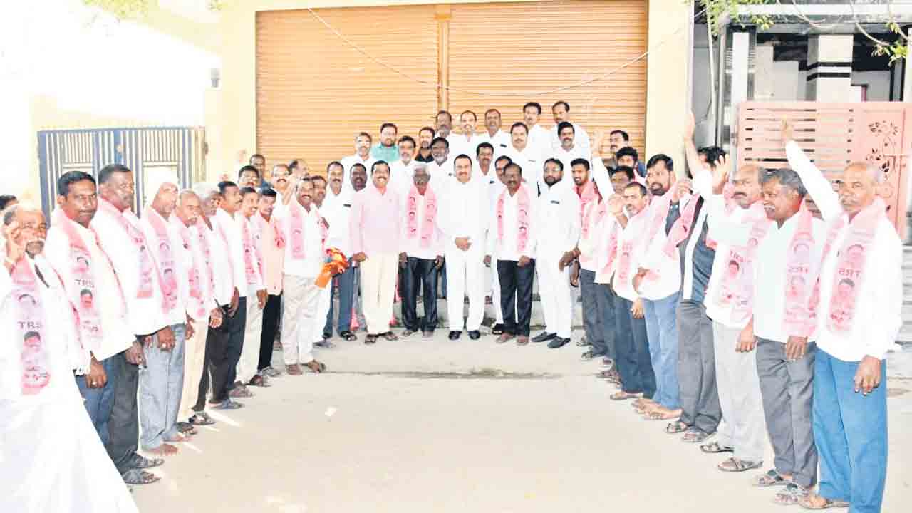 కాంగ్రెస్‌ నుంచి బీఆర్‌ఎస్‌లోకి..